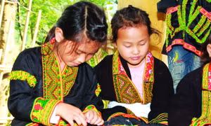 Học sinh thêu thùa trang phục truyền thống của người Dao Lù Gang trong giờ ngoại khóa. Ảnh: Quang Duy
