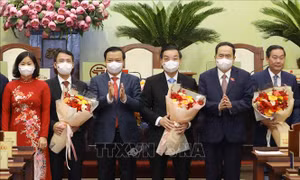 Phó Chủ tịch Thường trực Quốc hội Trần Thanh Mẫn, Bí thư Thành ủy Hà Nội Đinh Tiến Dũng chúc mừng các đồng chí được bầu là Chủ tịch, Phó Chủ tịch Ủy ban nhân dân thành phố Hà Nội. Ảnh: Nguyễn Điệp - TTXVN