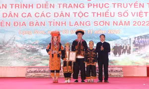 Trao giải Đặc biệt cho tiết mục về trang phục truyền thống. Ảnh: Anh Tuấn – TTXVN