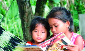 Trình độ dân trí của con em đồng bào dân tộc Khmer ở xã Thành Long, huyện Châu Thành (Tây Ninh) từng bước được cải thiện, nâng cao. Ảnh: Đức Hoảnh