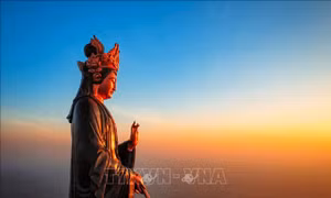 Tượng Phật Bà Tây Bổ Đà Sơn đứng sừng sững trên đỉnh núi Bà Đen. Ảnh: Thanh Tân – TTXVN