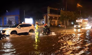 Cảnh sát giao thông có mặt tại đường Tôn Đức Thắng thành phố Vĩnh Yên (Vĩnh Phúc) để phân luồng giao thông cho các phương tiện di chuyển. Ảnh: Hoàng Hùng – TTXVN