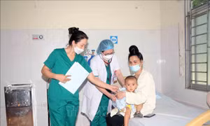 Thăm khám cho bệnh nhân tại Khoa Hồi sức cấp cứu, Bệnh viện Đa khoa huyện Sông Mã. Ảnh: Quang Quyết-TTXVN