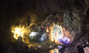 Vẻ đẹp trong Động Ngườm Ngao - nhánh Bản Thuôn như một bức tranh sơn thủy. Ảnh: Chu Hiệu-TTXVN
