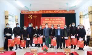 Đồng chí Hầu A Lềnh, Ủy viên Ban Chấp hành Trung ương Đảng, Bộ trưởng, Chủ nhiệm Ủy ban Dân tộc và Phó Chủ tịch UBND tỉnh Lai Châu Hà Trọng Hải tặng quà cho đồng bào dân tộc thiểu số tại xã Phúc Khoa và Mường Khoa, huyện Than Uyên. Ảnh: Đinh Thùy-TTXVN