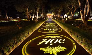 Cả không gian di tích được “biến hóa” bởi hệ thống ánh sáng và công nghệ 3D Mapping tạo nên một diện mạo mới, lung linh, huyền ảo và mang lại nhiều cảm xúc cho khách. Ảnh: Thanh Tùng – TTXVN