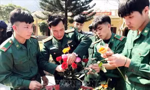 Các cán bộ chiến sỹ Đồn Biên phòng Cà Xèng cắm hoa đón Tết. Ảnh: TTXVN phát