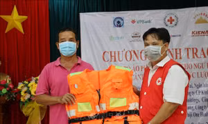 Đại diện Hội Chữ thập đỏ tỉnh Phú Yên trao áo phao cứu sinh đa năng cho ngư dân nghèo phường Phú Đông, thành phố Tuy Hòa, tỉnh Phú Yên. Ảnh: Phạm Cường – TTXVN
