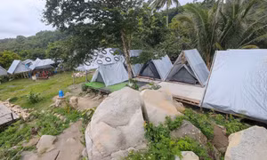 Một trong nhiều homestay xây dựng tự phát trên Núi Cấm. Ảnh: TTXVN phát.