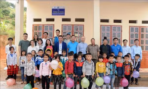 Lãnh đạo Tỉnh đoàn Sơn La và huyện Thuận Châu cùng các nhà tài trợ tặng quà cho các em học sinh trường Tiểu học Mường Khiêng 1 và 2. Ảnh: Quang Quyết-TTXVN