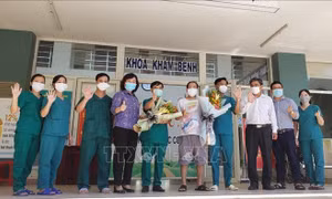 Bệnh nhân cuối cùng và đội ngũ y, bác sĩ, lãnh đạo Bệnh viện dã chiến Hòa Vang vui mừng khi công bố khỏi bệnh bệnh nhân cuối cùng. Ảnh: Văn Dũng - TTXVN