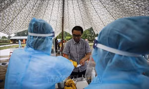 Các công dân nhận đồ dùng cá nhân cùng phương diện phòng chống dịch như nước súc miệng, nước sát khuẩn... Ảnh: Trọng Đạt - TTXVN