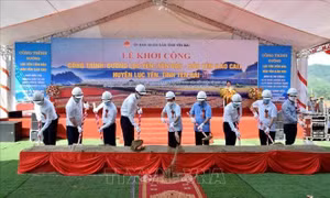 Các đại biểu thực hiện nghi thức động thổ khởi công công trình đường Lục Yên (Yên Bái) - Bảo Yên (Lào Cai). Ảnh: Đức Tưởng - TTXVN