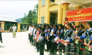 Học sinh ở xã Chế Tạo nhận quà do Quỹ GLC trao tặng. Ảnh: Quang Vinh-TTXVN