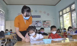 Các thầy, cô giáo tận tâm truyền đạt kiến thức cho con em đồng bào dân tộc ở huyện Đăk Glei. Ảnh: Văn Phương