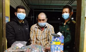 Đối tượng Y Nhắc cùng tang vật. Ảnh: TTXVN phát