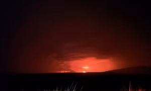 Núi lửa Mauna Loa ở Hawaii phun trào ngày 28/11/2022. Ảnh: AFP/TTXVN