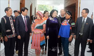 Phó Chủ tịch nước Đặng Thị Ngọc Thịnh, Phó Chủ tịch thứ nhất Hội đồng Thi đua-Khen thưởng Trung ương với đồng bào các dân tộc tỉnh Lào Cai tại Đại hội. Ảnh: Quốc Khánh - TTXVN