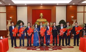 Đồng chí Võ Văn Thưởng, Uỷ viên Bộ Chính trị, Thường trực Ban Bí thư và đồng chí Trương Thị Mai, Uỷ viên Bộ Chính trị, Bí thư Trung ương Đảng, Trưởng Ban Tổ chức Trung ương trao quyết định cho các đồng chí Uỷ viên Trung ương Đảng khoá XII nghỉ chế độ. Ảnh