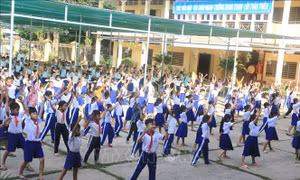 Giờ thể dục của các em học sinh trường Tiểu học Thạch Thia, xã Loan Mỹ (Tam Bình, Vĩnh Long). Ảnh: Lê Thúy Hằng – TXTVN