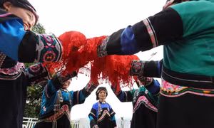 Nghệ nhân ưu tú Lồ Lài Sửu truyền dạy các điệu múa, bài hát dân ca cho thế hệ trẻ. Ảnh: Trọng Chính