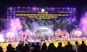 Chương trình nghệ thuật khai mạc ngày hội diễn ra với 3 chương: Khát vọng vươn lên cùng đại ngàn, Lung linh sắc màu đại ngàn, Lai Châu kì vĩ - Vui ngày hội. Ảnh: Việt Nguyên
