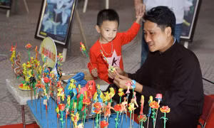 Những con tò he nhiều màu sắc luôn hấp dẫn trẻ thơ. Ảnh: Lam Sơn