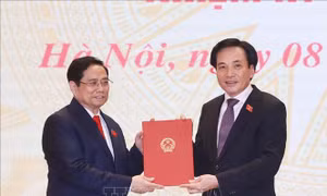 Thủ tướng Chính phủ Phạm Minh Chính trao quyết định của Chủ tịch nước bổ nhiệm đồng chí Trần Văn Sơn giữ chức Bộ trưởng - Chủ nhiệm Văn phòng Chính phủ, chiều 8/4/2021. Ảnh: Thống Nhất - TTXVN