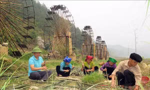 Người dân xã Ngọc Chiến chuẩn bị vật liệu để phục dựng cọn nước (guồng nước) nhằm phục vụ phát triển du lịch. Ảnh: Hữu Quyết – TTXVN