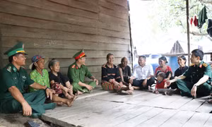 Già làng Ksor H'Blâm cùng với cán bộ, chiến sĩ Đồn Biên phòng Ia Mơr đẩy mạnh công tác tuyên truyền, giáo dục nâng cao ý thức làm chủ vùng biên giới, ngăn chặn có hiệu quả tình trạng một số người dân tộc thiểu số nghe lời kẻ xấu vượt biên trái phép qua Ca