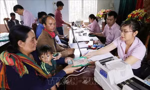 Làm thủ tục cho hộ nghèo, đối tượng chính sách vay vốn tại điểm giao dịch xã Đê Ar, huyện Mang Yang (Gia Lai). Ảnh: Trần Việt - TTXVN