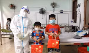 Những phần quà Trung thu đến với trẻ em tại các khu điều trị, cách ly phòng chống dịch COVID-19. Ảnh: TTXVN phát