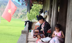 Tại bản Kéo, nghề dệt vải thổ cẩm và thêu thùa, may vá trang phục truyền thống vẫn được người dân gìn giữ trong cuộc sống hàng ngày. Ảnh: Xuân Tiến – TTXVN
