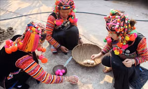 Người dân chuẩn bị đồ lễ cúng. Ảnh: Phan Tuấn Anh - TTXVN