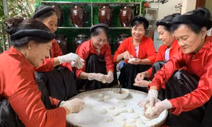 Là món bánh cổ truyền của dân tộc nên phụ nữ Sán Dìu ai ai cũng đều thành thạo các công đoạn làm bánh. Ảnh: Hiền Anh