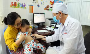 Khi bị sốt đến ngay cơ sở y tế để được khám và tư vấn điều trị. Không tự ý điều trị tại nhà. Ảnh: Công Thử