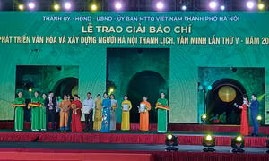 Trao giải cho các tác giả đoạt giải B Giải báo chí về Phát triển văn hóa và xây dựng người Hà Nội thanh lịch, văn minh lần thứ V – năm 2022. Ảnh: Đinh Thuận – TTXVN