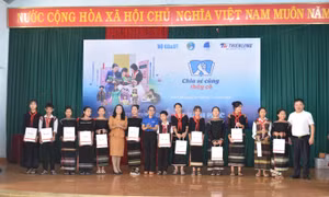 Ban tổ chức Chương trình “Chia sẻ cùng thầy cô" trao tặng 25 phần quà cho các em học sinh khó khăn hiếu học tại trường. Ảnh: Nguyên Dung – TTXVN