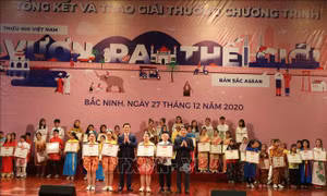 Ban tổ chức trao giải Nhất cho các đội thi. Ảnh: Thanh Thương- TTXVN