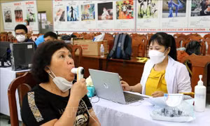 Nữ công nhân lao động thăm khám, tầm soát sức khỏe, phân loại, tư vấn hỗ trợ điều trị phục hồi sau nhiễm COVID-19. Ảnh: Thanh Vũ - TTXVN