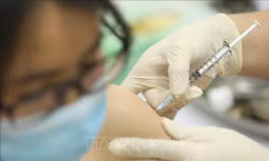 Tiêm vaccine COVIVAC cho 15 tình nguyện viên đợt hai. Ảnh: Minh Quyết - TTXVN