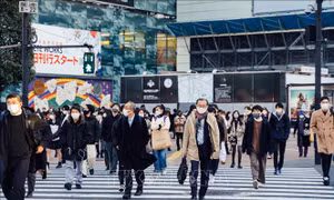 Người dân đeo khẩu trang phòng dịch COVID-19 tại Tokyo, Nhật Bản ngày 21/1/2021. Ảnh: THX/TTXVN