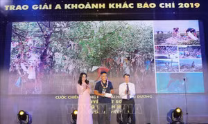 Ông Nguyễn Đức Lợi, Ủy viên Trung ương Đảng, Tổng Giám đốc TTXVN trao giải A cho tác giả Tất Sơn (Báo Ảnh Việt Nam - TTXVN) đoạt giải. Ảnh: Thành Đạt - TTXVN