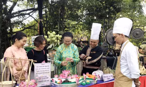 Nghệ nhân ẩm thực quảng diễn phương thức chế biến các món ẩm thực tiêu biểu Việt Nam bên lề sự kiện. Ảnh: Mỹ Phương – TTXVN