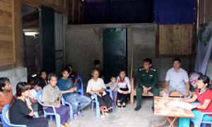 Đồng bào dân tộc Mảng ở bản Nậm Sảo I, xã Trung Chải, huyện Nậm Nhùn (Lai Châu) họp bàn công việc của bản. Ảnh: Việt Hoàng