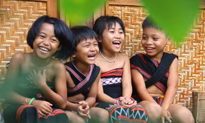 Trẻ em Cơ-tu trong trang phục truyền thống, cùng vui Tết chung cộng đồng. Ảnh: Khánh Nguyên