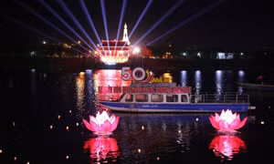 Hàng ngàn hoa đăng rực sáng trên dòng sông Thạch Hãn trong lễ tưởng niệm các anh hùng, liệt sĩ. Ảnh: Hoàng Hiếu - TTXVN