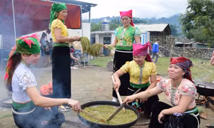 Phụ nữ xã Ngọc Chiến, huyện Mường La, tỉnh Sơn La, làm cốm tại Lễ hội mừng cơm mới. Ảnh: Nguyễn Cường - TTXVN