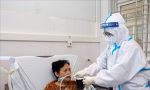  Bệnh viện Bãi Cháy tiếp nhận thu dung, điều trị các bệnh nhân nặng, cao tuổi, có nhiều bệnh lý nền, diễn biến bệnh phức tạp từ tuyến dưới chuyển lên. Ảnh: Thanh Vân-TTXVN
