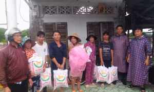 Đảng uỷ, UBND xã Vĩnh Hậu, huyện Hòa Bình, tỉnh Bạc Liêu hỗ trợ gạo cho các hộ gia đình bị lốc xoáy làm tốc mái nhà. Ảnh: TTXVN phát